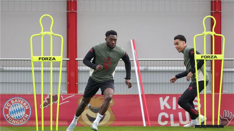 Alphonso Davies (l) und Jamal Musiala im Abschlusstraining.