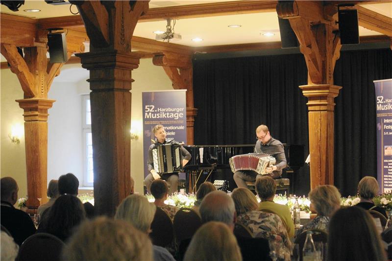 Als Akkordeon-Duo Face2Face musizieren Bartosz Kolsut(re.) und Pawel Janas auf der ganzen Welt, am Mittwoch machen sie im Bündheimer Schloss Station. Für Piazzollas „Libertango“ holt Bartosz Kolsut ein Bandoneon hervor. Foto: Nachtweyh