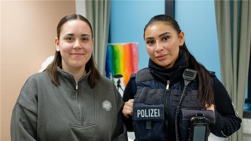 Als Ansprechpartnerinnen für die Betroffenen stehen in den Gewaltschutz-Anlaufstellen Polizistinnen - ausschließlich Frauen - bereit, die für diese Aufgabe besonders fortgebildet wurden - in Köln etwa Polizeimeisterin Maja Schomers (l) und Polizeimeisterin Hicran Aktas (r).