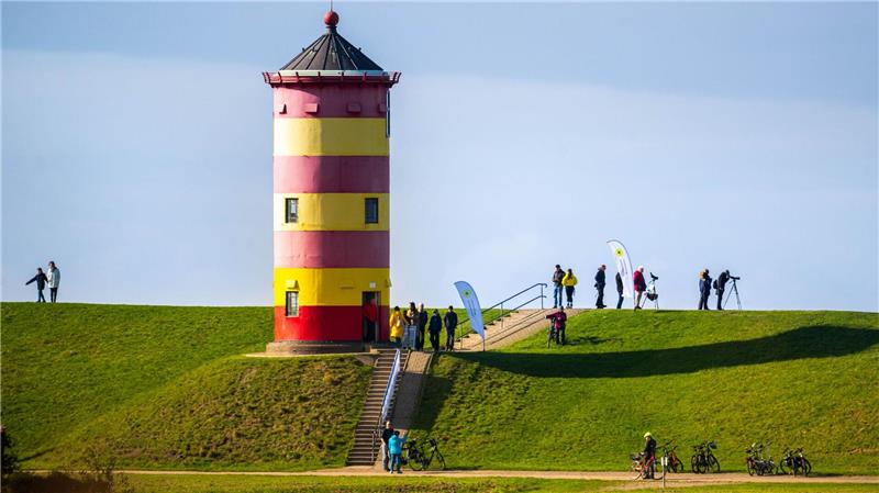 Als „Außerfriesischer“ lebt Otto in seinem Film im Pilsumer Leuchtturm ‒ eines der bekanntesten Wahrzeichen Ostfrieslands. (Archivbild)