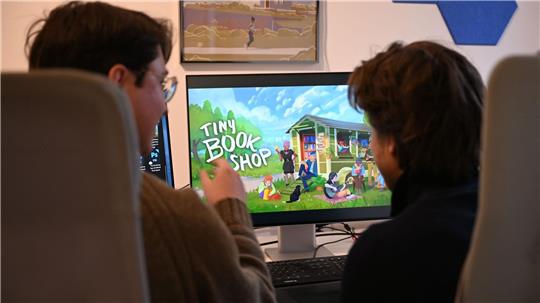 Als Bachelor-Arbeit an der Uni entstanden, inzwischen ein großer Verkaufserfolg: Das Spiel „Tiny Bookshop“ mit ihren beiden Entwicklern David Zapfe-Wilde (links) und Raven Rusch. 