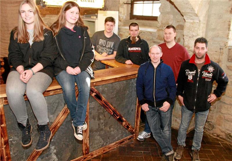 Als Beisitzer sind Stefanie Hausdörfer und Stine Gerlach (v.l.) in den Förderverein gewählt worden, als Kassenwart Sebastian Lange (2.v.r.) und als stellvertretender Vorsitzender Sebastian Werner (3.v.r). Ihre Ämter behalten Romek Kurth (r.), Keven Gramann (hinten l.), Philip Schlender (daneben) sowie Jule Loewner (nicht im Bild).  Foto: Potthast