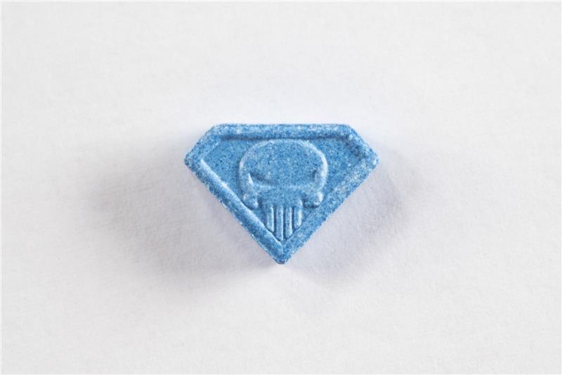 Mädchen kommen nach Ecstasy-Konsum aus Klinik Als «Blue Punisher» wird eine besondere Erscheinungsform von Ecstasy-Tabletten bezeichnet. Herkunft und Wirkstoff können davon unabhängig variieren. Zuletzt waren solche Pillen durch eine offenbar sehr hohe Konzentration und als besonders gefährlich aufgefallen.