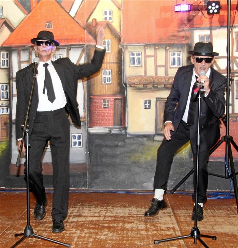Spielmannszug Hornburg feiert auf dem Iberg 50. Geburtstag Als Bluesbrothers treten „Elwood Michael“ und „Jake Mario“ auf. Foto: Hohaus
