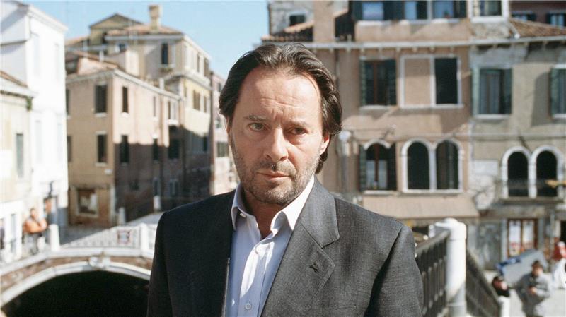 Als Commissario Brunetti löste Kockisch Kriminalfälle in der malerischen Kulisse von Venedig.