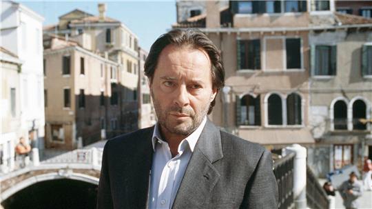 Als Commissario Brunetti löste Kockisch Kriminalfälle in der malerischen Kulisse von Venedig.