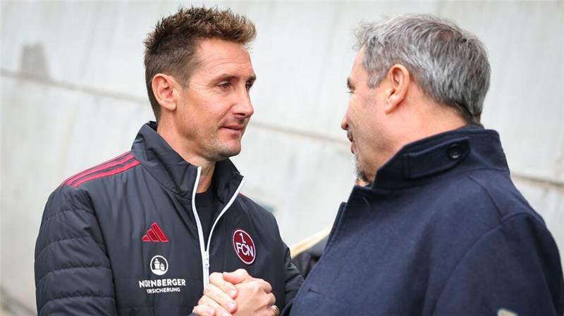 Kloses Nürnberger feiern 4:0-Sieg im Frankenderby Als Edelfan wünscht Bayerns Ministerpräsident Markus Söder (rechts) den Nürnbergern von Coach Miroslav Klose viel Erfolg.