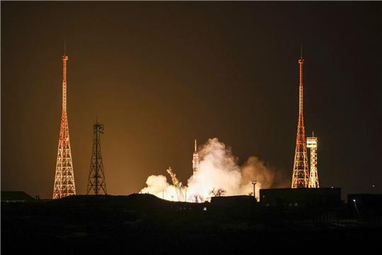 Als Ersatz für eine beschädigte Raumfähre ist eine unbemannte Sojus-Kapsel zur ISS gestartet.
