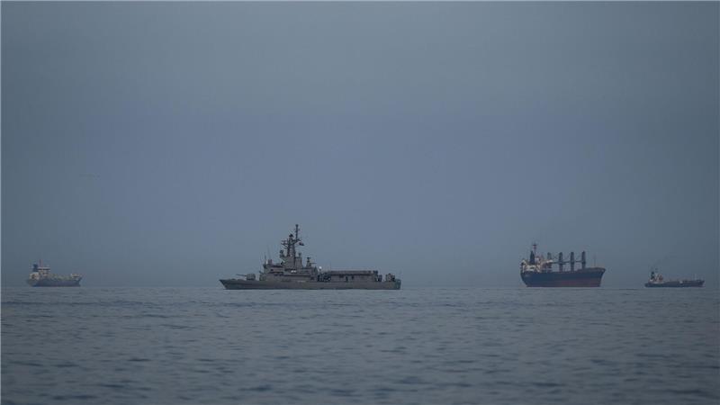 Merz vs. Trump: Warum der Kanzler seinen Ton verändert Als Folge des Iran-Krieges ist die für Öllieferungen wichtige Straße von Hormus nahezu blockiert. Hier patrouilliert ein Marine-Schiff der Vereinigten Arabischen Emirate neben Frachtschiffen und Öltankern dort.