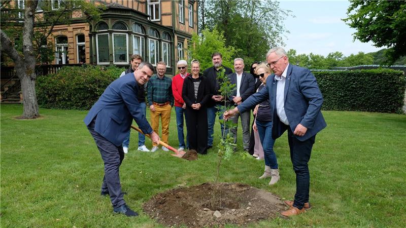 Landkreise Goslar und Trebnitz feiern 25 Jahre Partnerschaft Als Gastgeschenk und Zeichen der 25-jährigen Partnerschaft brachte die Delegation aus Trebnitz eine Eiche mit.