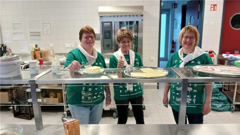 Als Helferinnen stemmten dort (v.l.) Frauke Berndt, Birgit Schmidt und Gudrun Hagenguth den Frühstücksdienst in der Luthergemeinde.