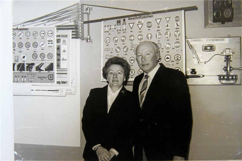 Als Horst und Lieselotte Schilling (kleines Bild) in den 50er-Jahren ihre Fahrschule eröffneten, war das Unterrichtsmaterial doch noch eher schlicht. Foto: Privat