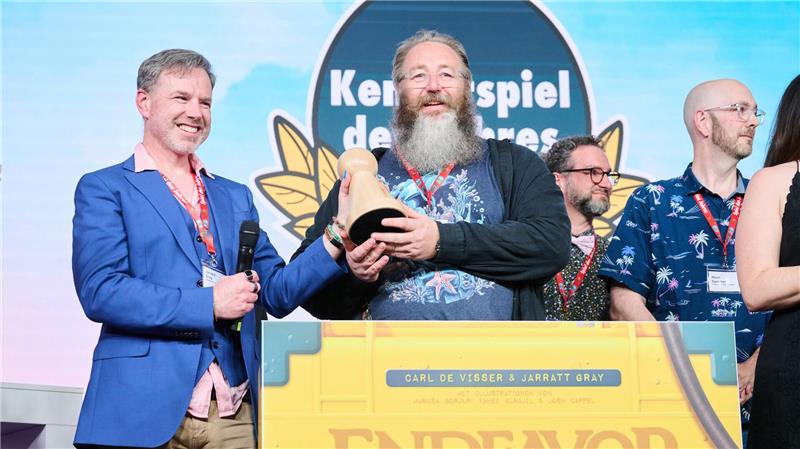 Zusammen zittern: „Bomb Busters“ ist „Spiel des Jahres“ 2025 Als „Kennerspiel des Jahres“ wurde „Endeavor: Die Tiefsee“ von Carl de Visser (2.v.l.) und Jarrat Gray (l) ausgezeichnet.
