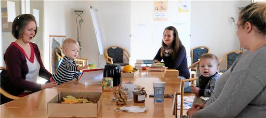 Als KliK noch nicht pausierte: Kerstin Krämer (Mitte) gibt ihre Lese-Leidenschaft weiter – und die Kinder fangen schon ganz alleine an, die Bücher zu „begreifen“. Das Bild stammt aus dem November 2020.