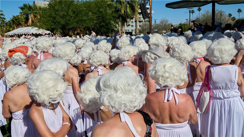 Als Marilyn Monroe verkleidete Teilnehmer versammeln sich in der Innenstadt von Palm Springs.