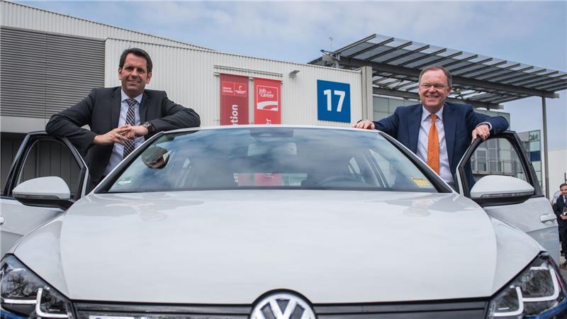 Lies: VW hat Kulturwandel nach Dieselskandal vollzogen Als Ministerpräsident sitzt Lies (l) für Niedersachsen im VW-Aufsichtsrat. Auch 2015 war er dabei – als Wirtschaftsminister an der Seite des früheren Regierungschefs Stephan Weil (r). (Archivbild)