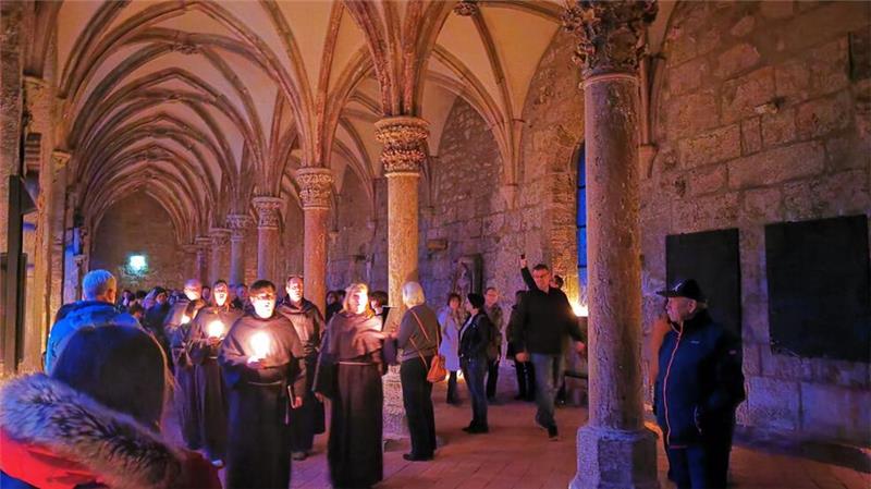 Als Mönche verkleidete Darsteller ziehen in der Nacht der offenen Pforte durch den Kreuzgang im Kloster Walkenried.