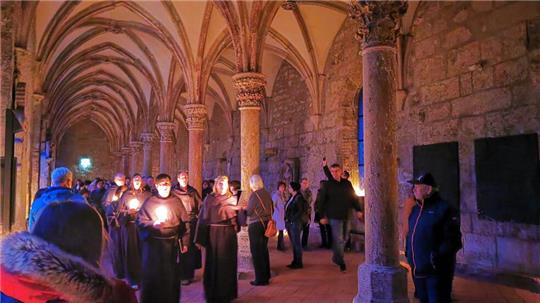 Als Mönche verkleidete Darsteller ziehen in der Nacht der offenen Pforte durch den Kreuzgang im Kloster Walkenried.