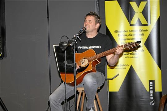 Als Multitalent unterhält Andy Neumann sein Publikum im „Hearts“-Hotel auch mit Gitarrenmusik und Gesang. Foto: Jung