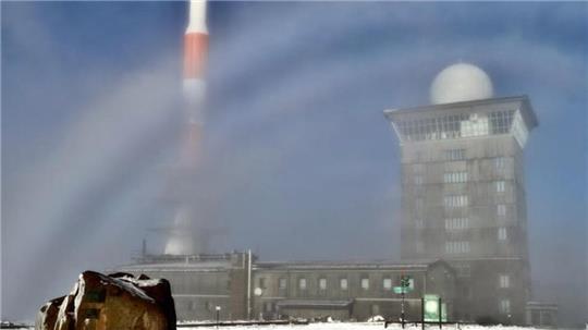 Als Nebelbogen oder weißer Regenbogen wird das seltene Wetterereignis bezeichnet, das sich am ersten Weihnachtsfeiertag auf dem Brocken zeigt.