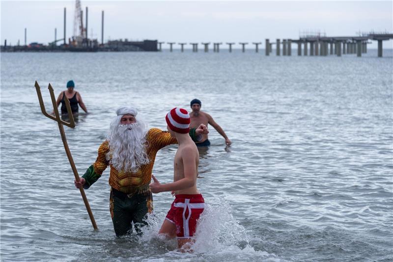 Erst Nordsee, dann Sauna: Neujahrsschwimmen an der Küste Als Neptun verkleidet steigt Tim Bergelt zusammen mit anderen Hobbyschwimmern aus dem 5 Grad kalten Meer, hier die Ostsee.