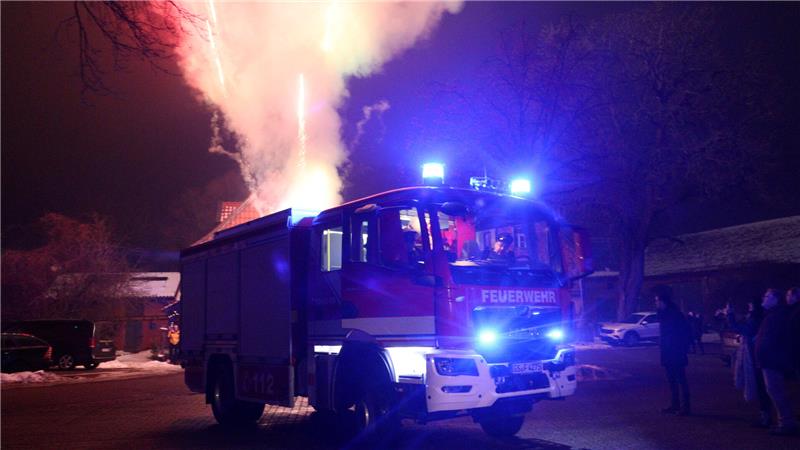 Feuerwerk hinter einem Feuerwehrfahrzeug.