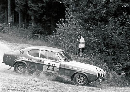 Als Nobody startet der Regensburger Walter Röhrl 1972 in einem privaten Ford Capri. Er kämpft um die Führung, scheidet aber kurz vor dem Ende mit einem Motorschaden aus. Fotos: Veranstalter Olympia-Rallye ’72