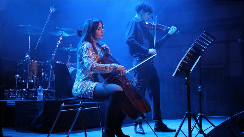 Premiere mit Joachim Witt am Rammelsberg Roxana Blaga am Violoncello, sitzend, und ihr Sohn Alexander Dragus an der Violine, stehend.