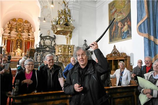 Als Pädagoge weiß Arno Paduch, Dozent für Zink an der Musikhochschule in Leipzig, was er seinem Publikum schuldig ist: Zur Freude der Umstehenden macht er als „Gehörnter“ mit seinem Zink auch mal Dönekens. Das historische Instrument war von etwa 1500 bis 1700 das am häufigsten gespielte hohe Blasinstrument. Inzwischen erfuhr es eine Renaissance. Dennoch gibt es laut Paduch in Deutschland nur etwa zehn bis zwölf Zinkenisten. Foto: Kempfer