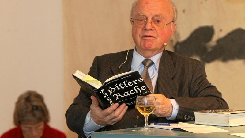 Als Siebenjähriger eine Geisel des Nazi-Regimes: Friedrich-Wilhelm von Hase liest im November 2014 im Mönchehaus aus seinem Buch „Hitlers Rache“.