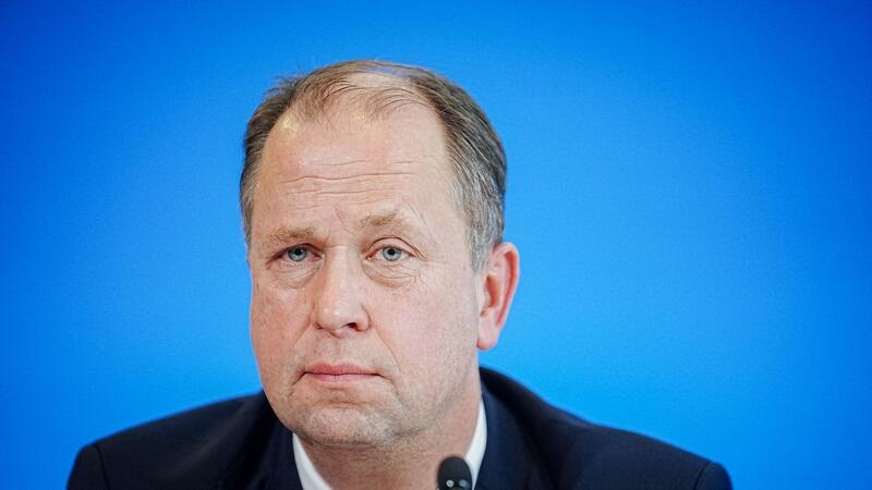 Deutschland und Kolumbien planen Migrationspartnerschaft Als Sonderbevollmächtigter für Migrationsabkommen soll Joachim Stamp (FDP) helfen, Arbeitskräfte aus dem Ausland zu gewinnen und Herkunftsländer von Asylbewerbern dazu zu dafür zu sorgen, dass Ausreisepflichtige in ihre Heimat zurückkehren.