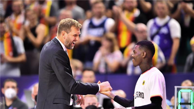Liebe gesucht: Schröder zwischen Inspiration und Protz Als Spieler erfolgreich, als Typen verschieden: Nowitzki und Schröder.