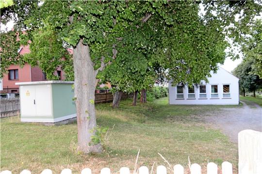 Als Standort für eine E-Ladesäule in Gielde ist im Ortsrat die ehemalige Schule im Gespräch. Denn dort befindet sich eine Transformatorenstation. Foto: Jambrek/Pixabay