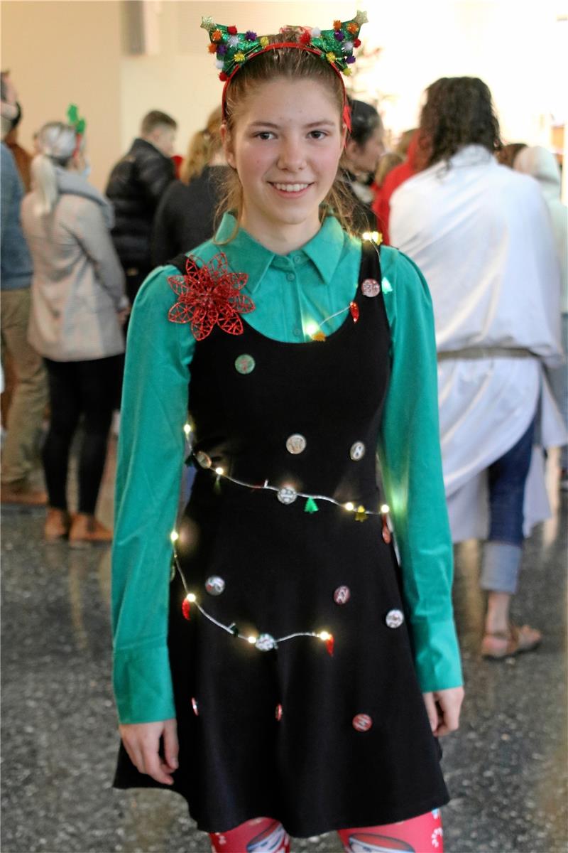 Der Weihnachtsmann reitet durch die Clausthaler Pausenhalle Als Tannenbaum verkleidet: Letizia Wächter gewinnt den Wettbewerb. Foto: Knoke