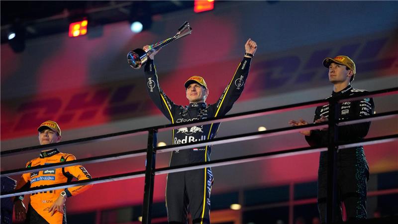 Als Verstappen (Mitte) bei der Siegerehrung jubelte, wusste er noch nicht, wie wertvoll sein Sieg noch werden würde.