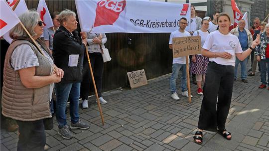 Als Vorsitzende des Kita-Stadtelternrates wirbt Donata Prietz bei der Mai-Kundgebung des Gewerkschaftsbundes für mehr Goslarer Kita-Personal.