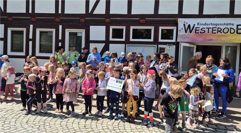 Als Wander-Kita geehrt: In Westerode gibt es eine neue Plakette und Medaillen für alle Kinder.