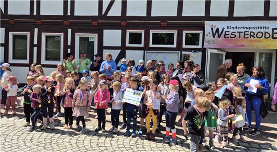 Als Wander-Kita geehrt: In Westerode gibt es eine neue Plakette und Medaillen für alle Kinder.
