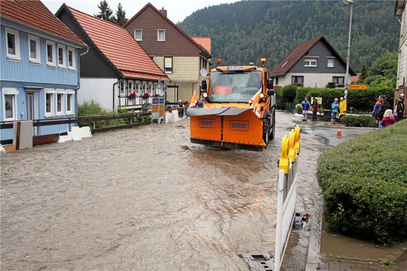 Als am 26. Juli die Wassermassen die Ortsdurchfahrt fluteten, kam auch ein Schneeschieber zum Einsatz. Doch das Wasser ließ sich nicht aufhalten.  Archivfoto: Ciszewski
