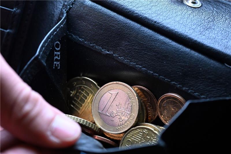 Jeder Fünfte von Armut oder sozialer Ausgrenzung bedroht Als armutsgefährdet gilt, wenn jemand über weniger als 60 Prozent des mittleren Einkommens der Gesamtbevölkerung verfügt.