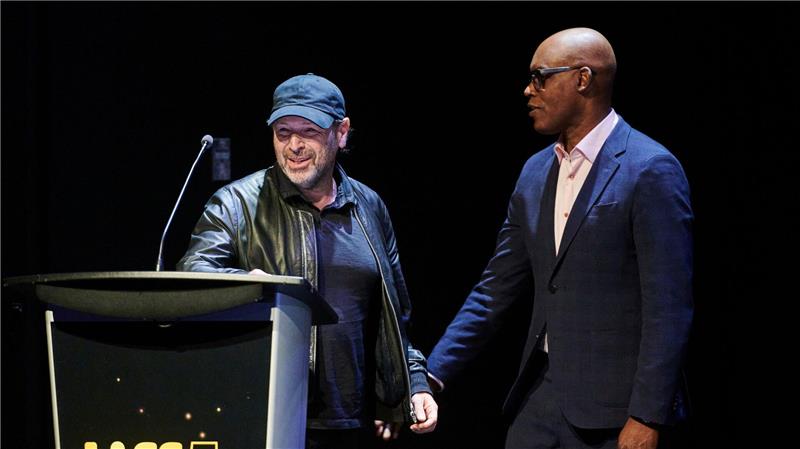 Chloé Zhaos Shakespeare-Drama „Hamnet“ gewinnt in Toronto Als besten Dokumentarfilm wählten die Zuschauer „The Road Between Us: The Ultimate Rescue“ von Barry Avrich - hier der Regisseur (links) mit Filmfestival-Chef Cameron Bailey.