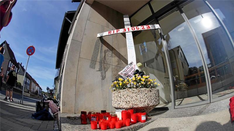 Ex-Präsidium fühlt sich im Stich gelassen: Kritik an Landesverband Als das DRK-Altenheim in Clausthal-Zellerfeld Ende Mai 2023 schließt, nehmen Mitarbeiter symbolisch mit einem Kreuz und Kerzen Abschied. Vieles spricht dafür, dass die Probleme des Altenheims die Insolvenz des DRK-Kreisverbandes mitausgelöst haben.