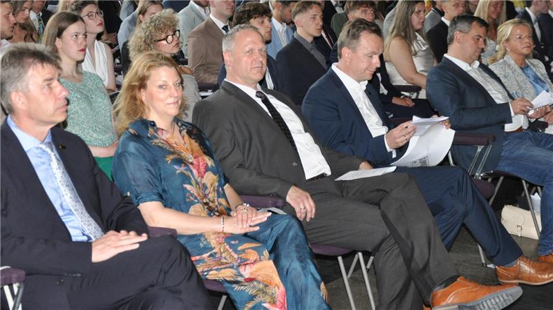 Die erste Frau an der Spitze des Goslarer Ratsgymnasiums Als das Ratsgymnasium am 27. Juni seine Abiturienten entlässt, nimmt die Neue schon einmal Platz in der ersten Reihe. Von links: Oberstufenkoordinator Mario Stieglitz, Dr. Silke Köstler-Holste, ihr Vize Michael Kwasniok, Festredner, Wirtschaftsprofessor und RG-Abiturient von 1995 Jens Südekum, Landrat Dr. Alexander Saipa und Oberbürgermeisterin Urte Schwerdtner.