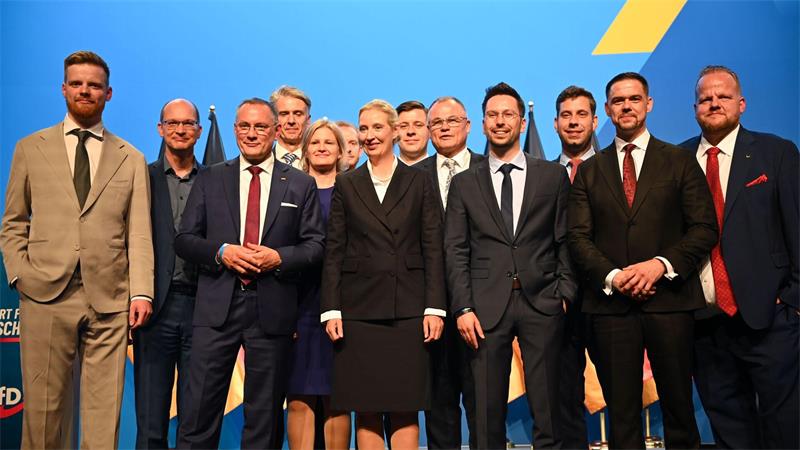 Als der neue Bundesvorstand komplett ist, ruft die Co-Vorsitzende Alice Weidel alle Mitglieder auf die Bühne für ein Gruppenfoto.