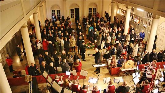Als die Bergleute in die Martini-Kirche einmarschieren, erheben sich die Besucher von ihren Plätzen.