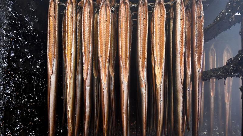 Als die Feuerwehr abrückte, waren die Aale noch nicht zu Ende geräuchert. (Symbolbild)