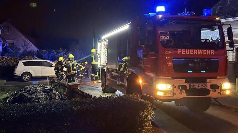 Als die Feuerwehr vor Ort ist, hat der 40-jährige Halter den Brand an seinem Wagen bereits gelöscht.