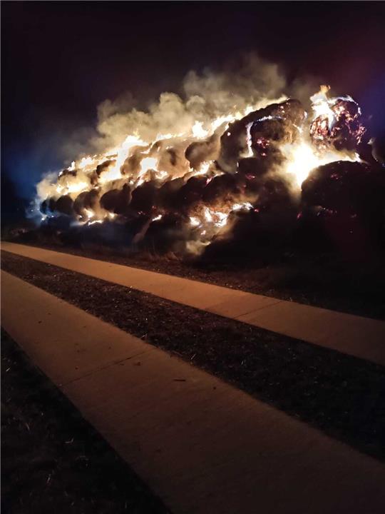 Als die Feuerwehren eintrafen, stand die Strohdieme bereits in Flammen. Foto: Feuerwehr Lüttgenrode