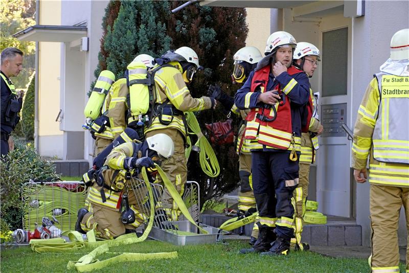 Als die Feuerwehrleute in das Haus gehen, wissen sie noch nicht, ob noch jemand in der Wohnung ist. Fotos: Schlegel