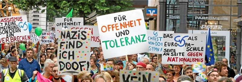 Goslarer Kundgebung: Flagge zeigen für die Demokratie Als die Menschen am 2. Juni 2018 unter dem Motto „Goslars Zukunft bleibt bunt – kein Platz für Rassismus“ auf die Straße gehen und gegen ein Treffen von Rechtsextremen protestieren, sind die Plakat-Botschaften selbsterklärend. Archivfoto: Epping